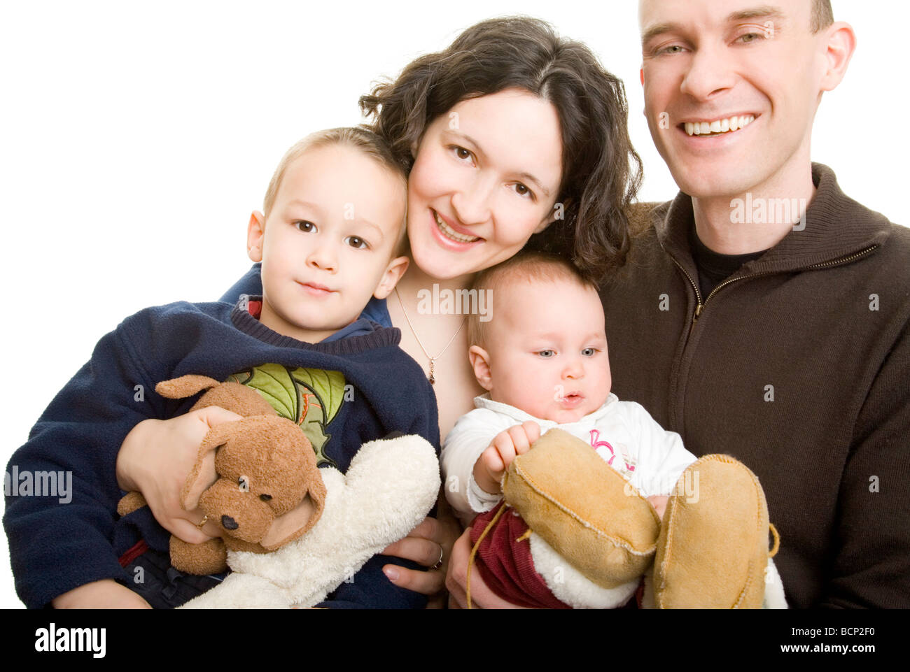 Glückliche Elten halten ihren Sohn und ihr Baby auf dem Schoß Foto Stock