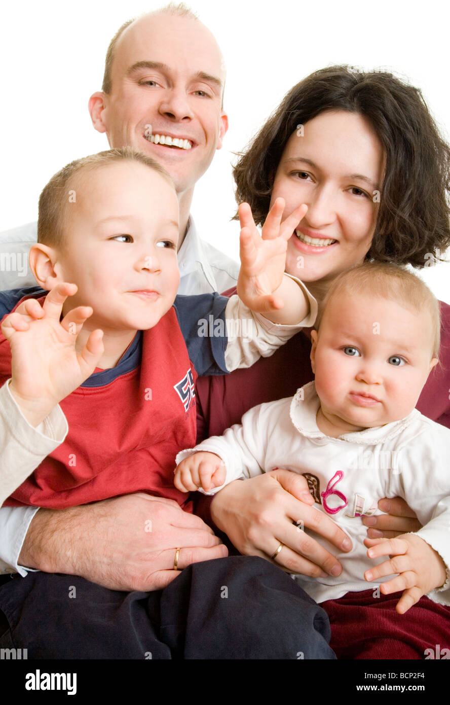 Dynamisches Familienportrait mit Mutter Vater Sohn und baby Foto Stock