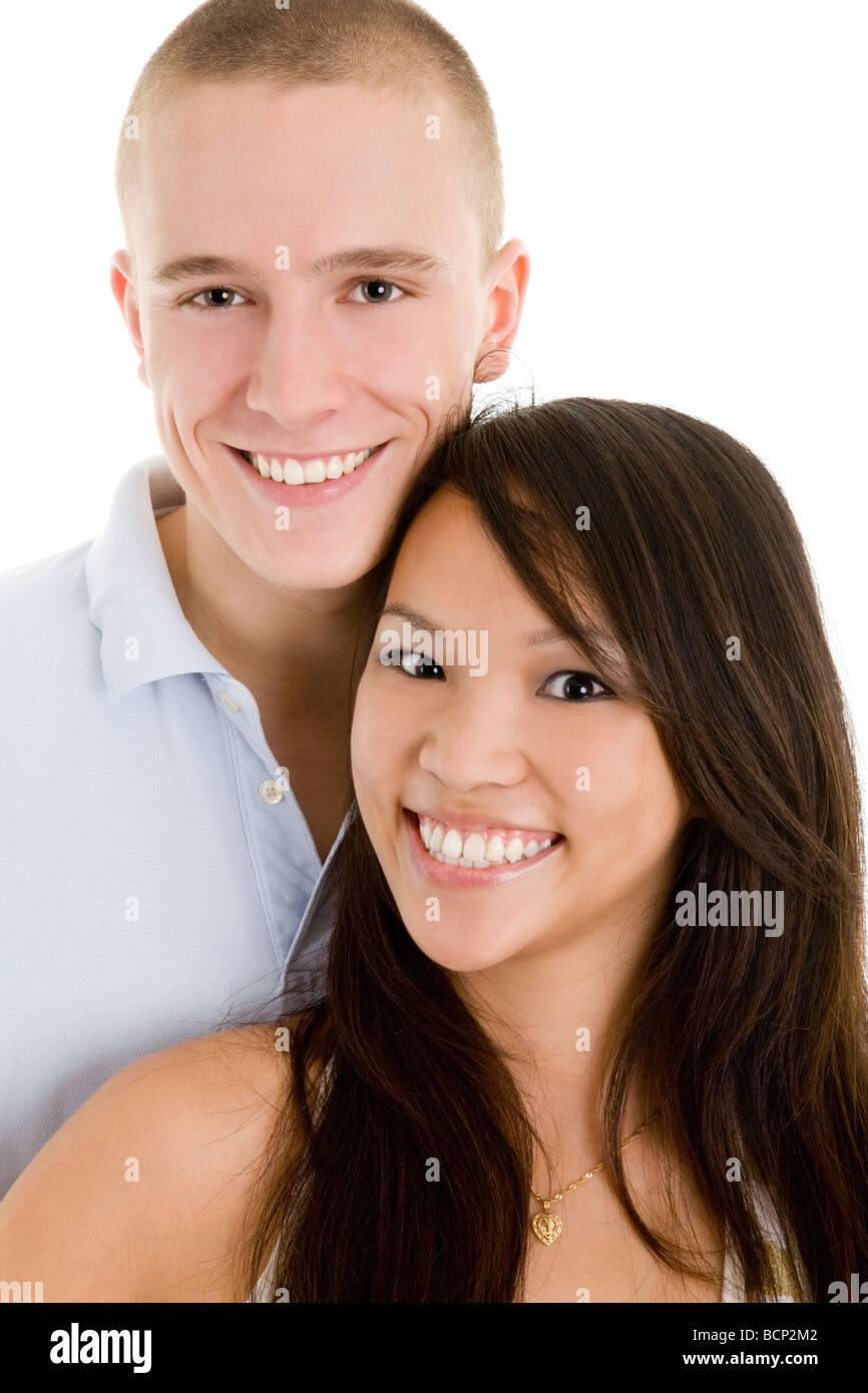 Junge Asiatin und junger Europäer lachen in die Kamera Foto Stock