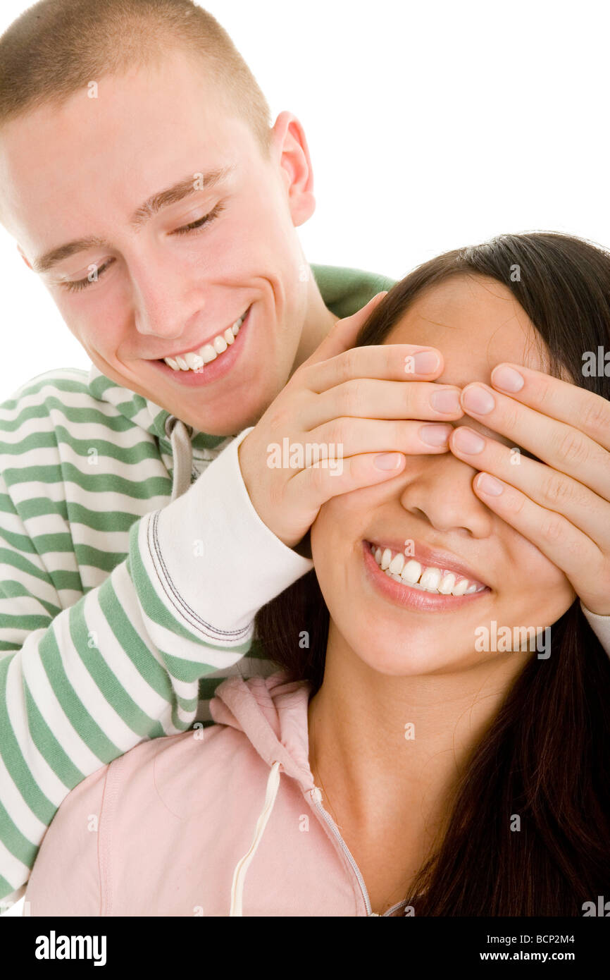Junger Mann hält circuizione Freundin von hinten die Augen zu Foto Stock