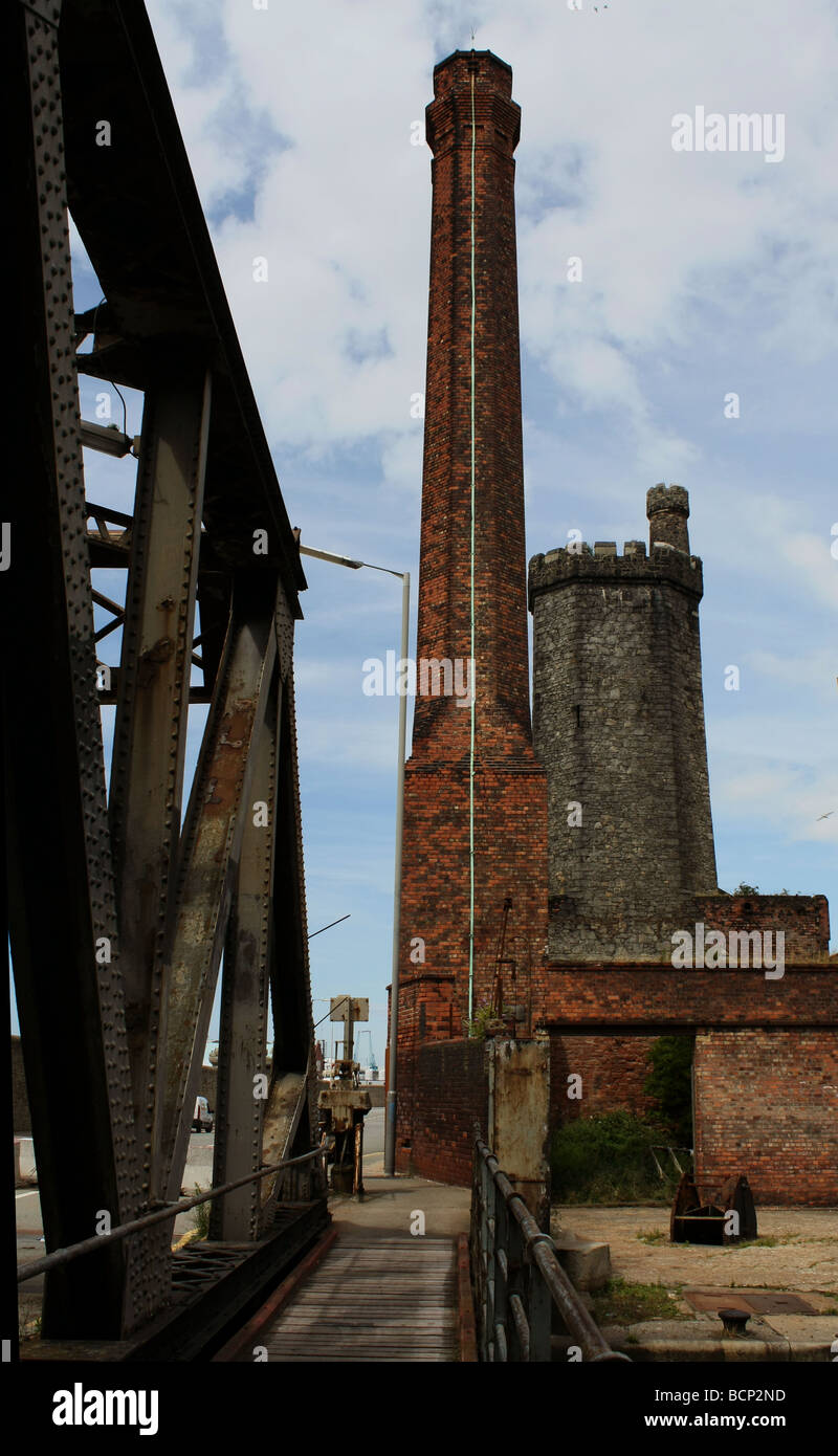 Ciminiere in laterizio a Stanley docks in Liverpool Foto Stock
