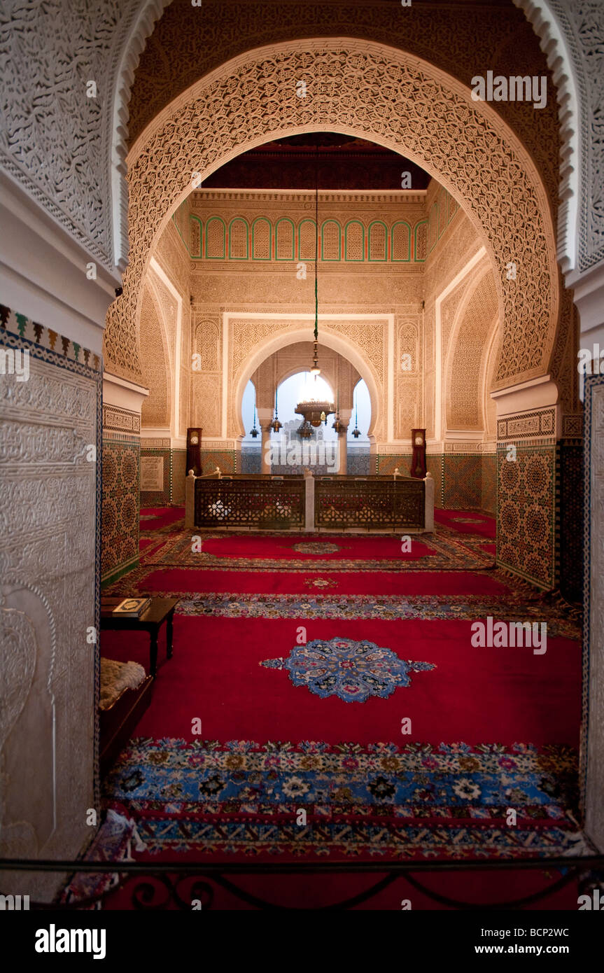 Interno della moltitudine di gusto antico sepolcro di Moulay Ismail a Meknes, Marocco mostra tipica architettura moresca Foto Stock