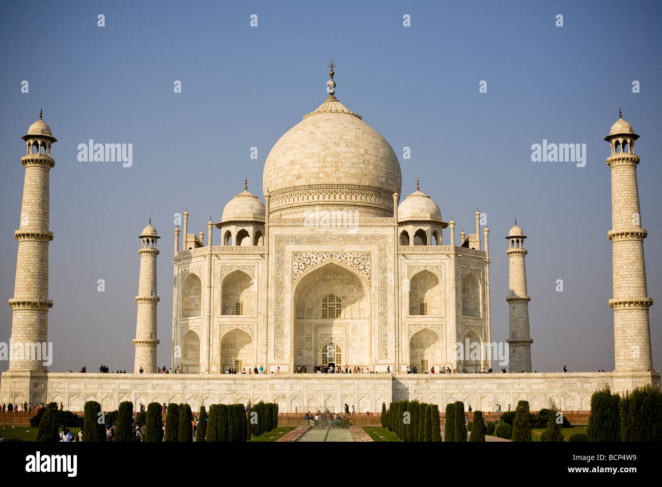 Una vista del famoso Taj Mahal di Agra, India. Il Taj Mahal è diventato un Sito Patrimonio Mondiale dell'UNESCO nel 1983. Foto Stock