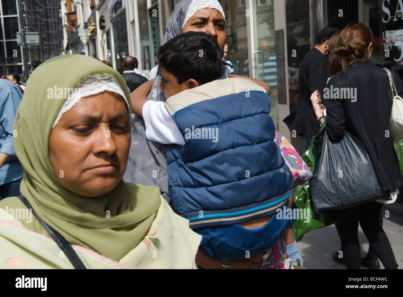 Turisti del Medio Oriente a Knightsbridge Londra Londra Regno Unito anni '2009 2000 HOMER SYKES Foto Stock