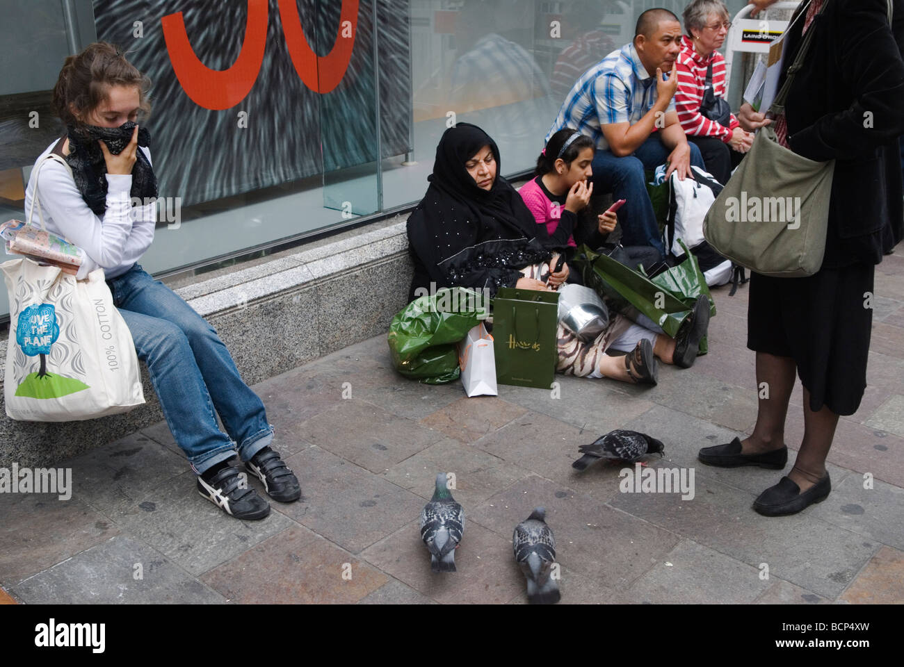 Gruppo turistico musulmano a Knightsbridge Londra fuori dai grandi magazzini Harrods Indossando abiti stile occidentale donna anziana che indossa Abaya 2009 OMERO SYKES Foto Stock