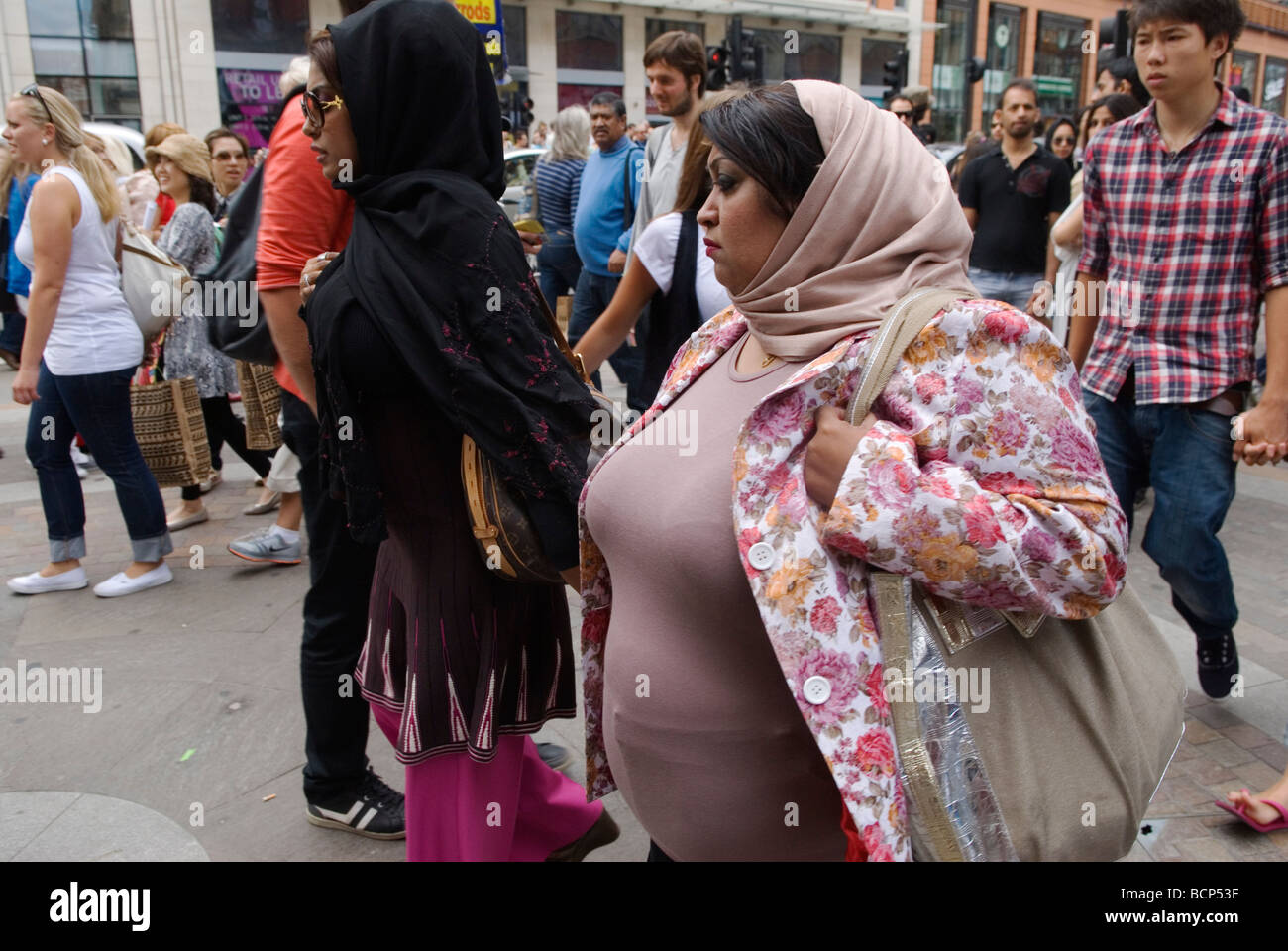 Turisti del Medio Oriente, arabi a Knightsbridge Londra. Shopping turistico in gran Bretagna nel Regno Unito. 2000s 2009 HOMER SYKES Foto Stock