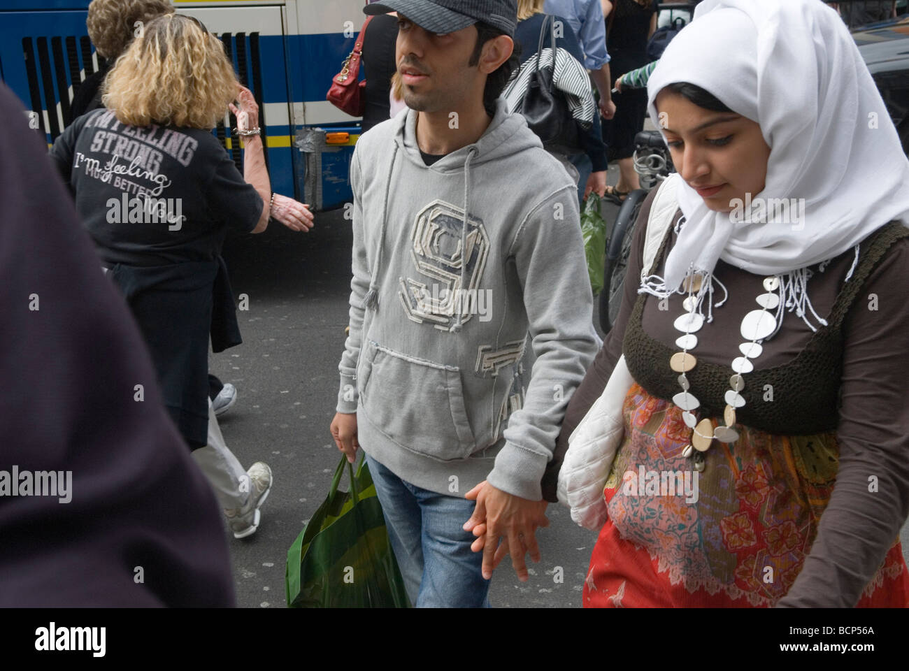 Giovani musulmani alla moda Knightsbridge Londra Regno Unito Inghilterra anni '2009 2000 HOMER SYKES Foto Stock