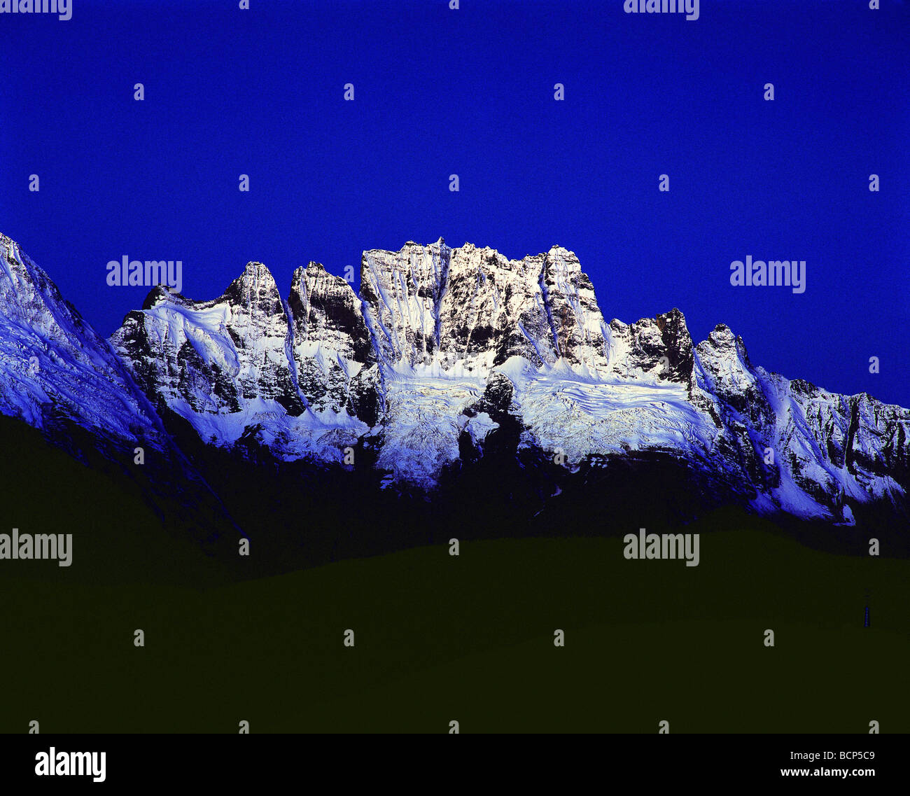 Vista maestosa del picco Jiwarenan, Meili Snow Mountain, Shangri-la, DiQing tibetano prefettura autonoma, nella provincia dello Yunnan in Cina. Foto Stock