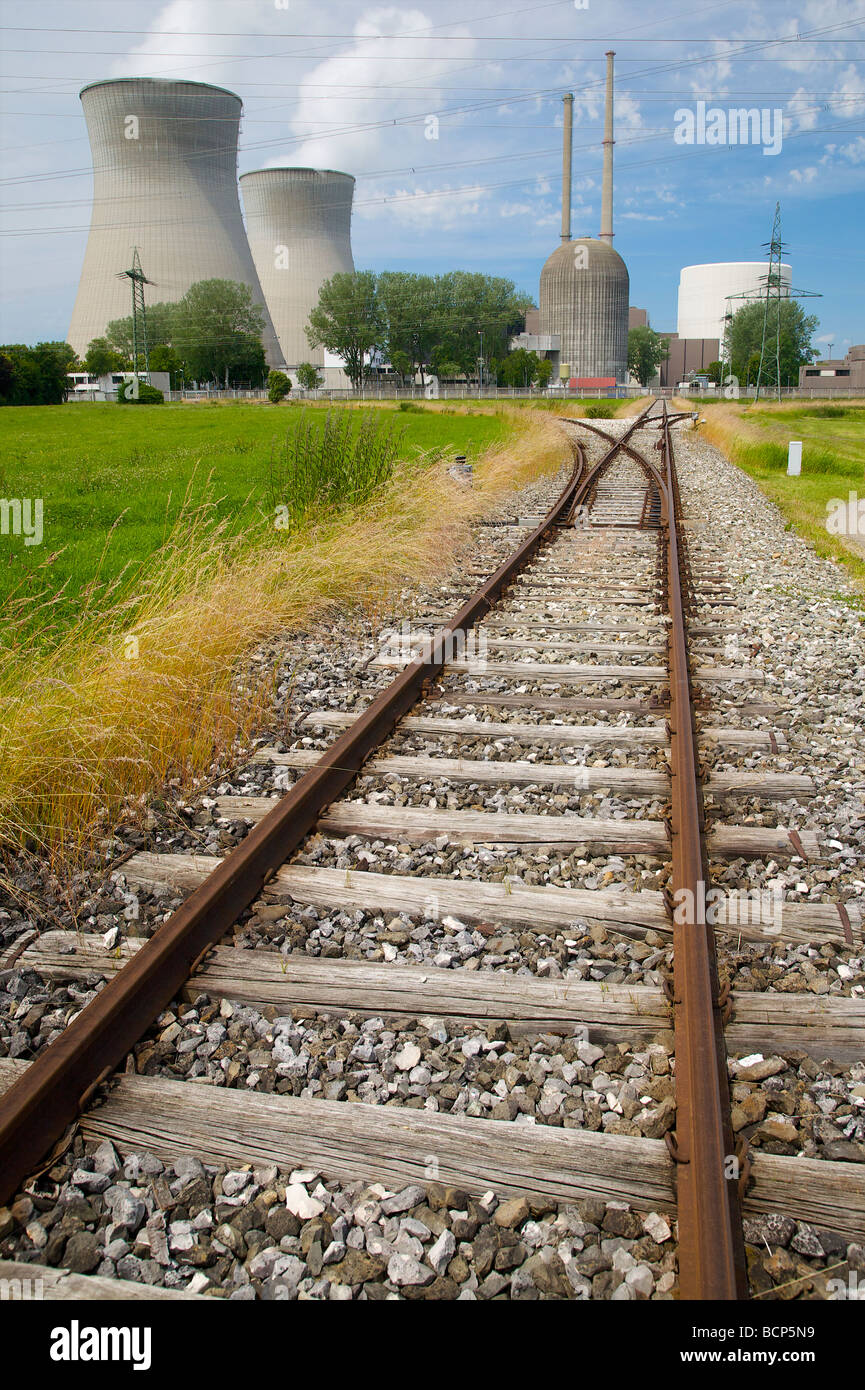 Binario ferroviario a Gundremmingen centrale nucleare in Baviera, Germania. La Kernkraftwerk Gundremmingen. Foto Stock