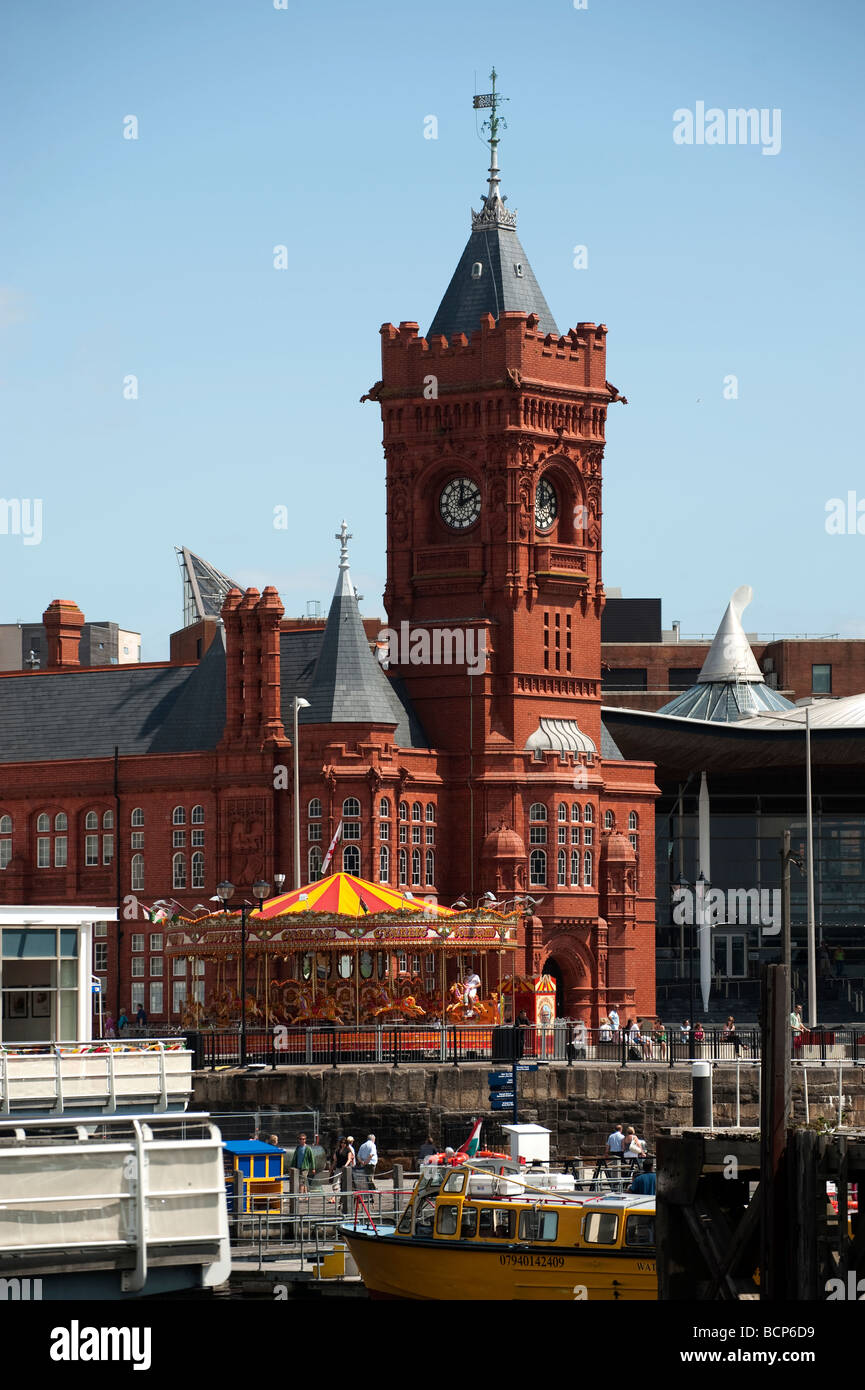 Fairground Ride di fronte all'Edificio Pierhead si vede tutta la baia di Cardiff Foto Stock