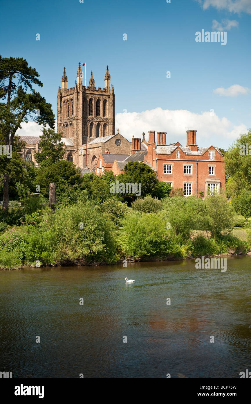 Cattedrale di Hereford sulle rive del fiume Wye Hereford city Herefordshire England Regno Unito Foto Stock