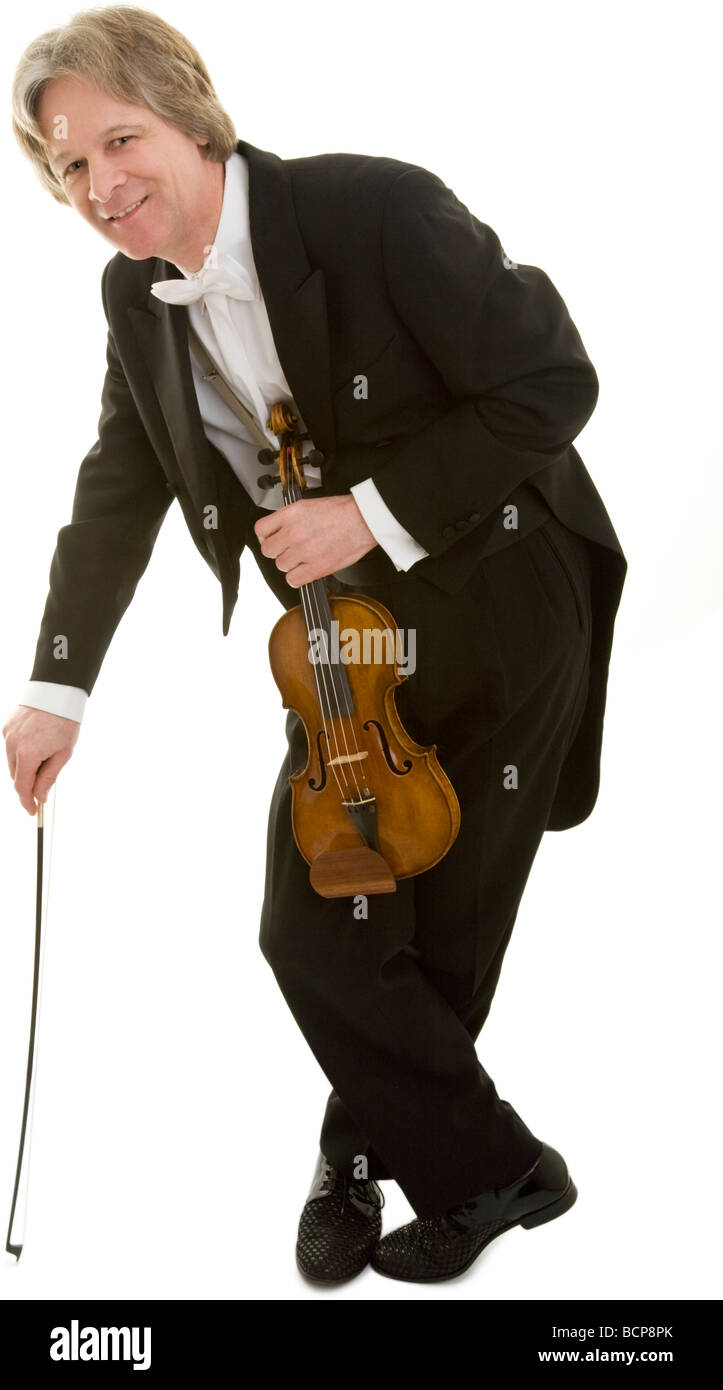 Eleganter Mann im Frack mit violin stützt sich auf seinen Bogen Foto Stock