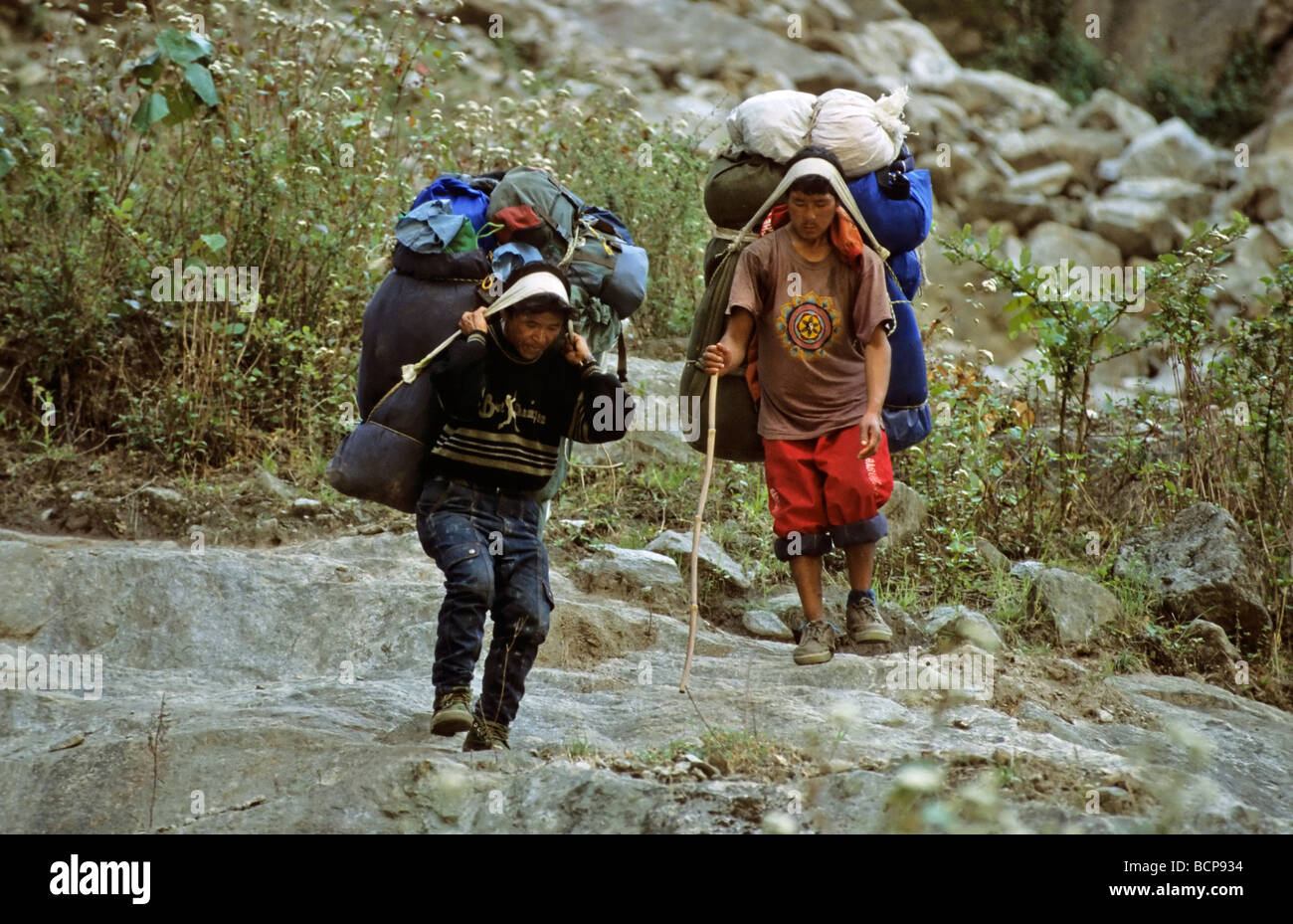 Il Nepal nepalesische Sherpa mit schwerer ultimo Rolwalingtal nepalese che trasportano gli sherpa del Nepal asia Foto Stock