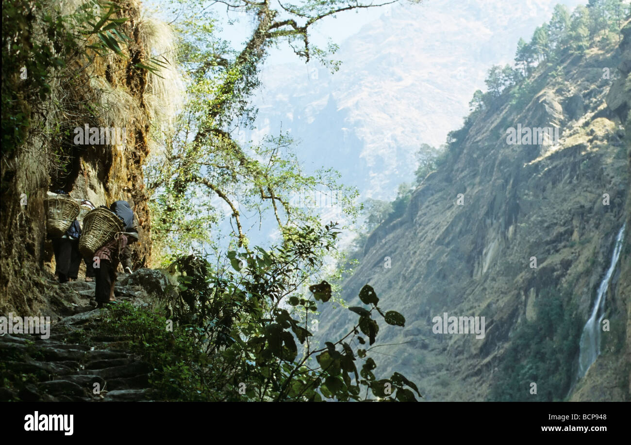Gli Sherpa del Nepal mit Kiepen auf dem Ruecken Rolwalingtal sherpa del Nepal con gerle sul retro rolwaling valley Foto Stock