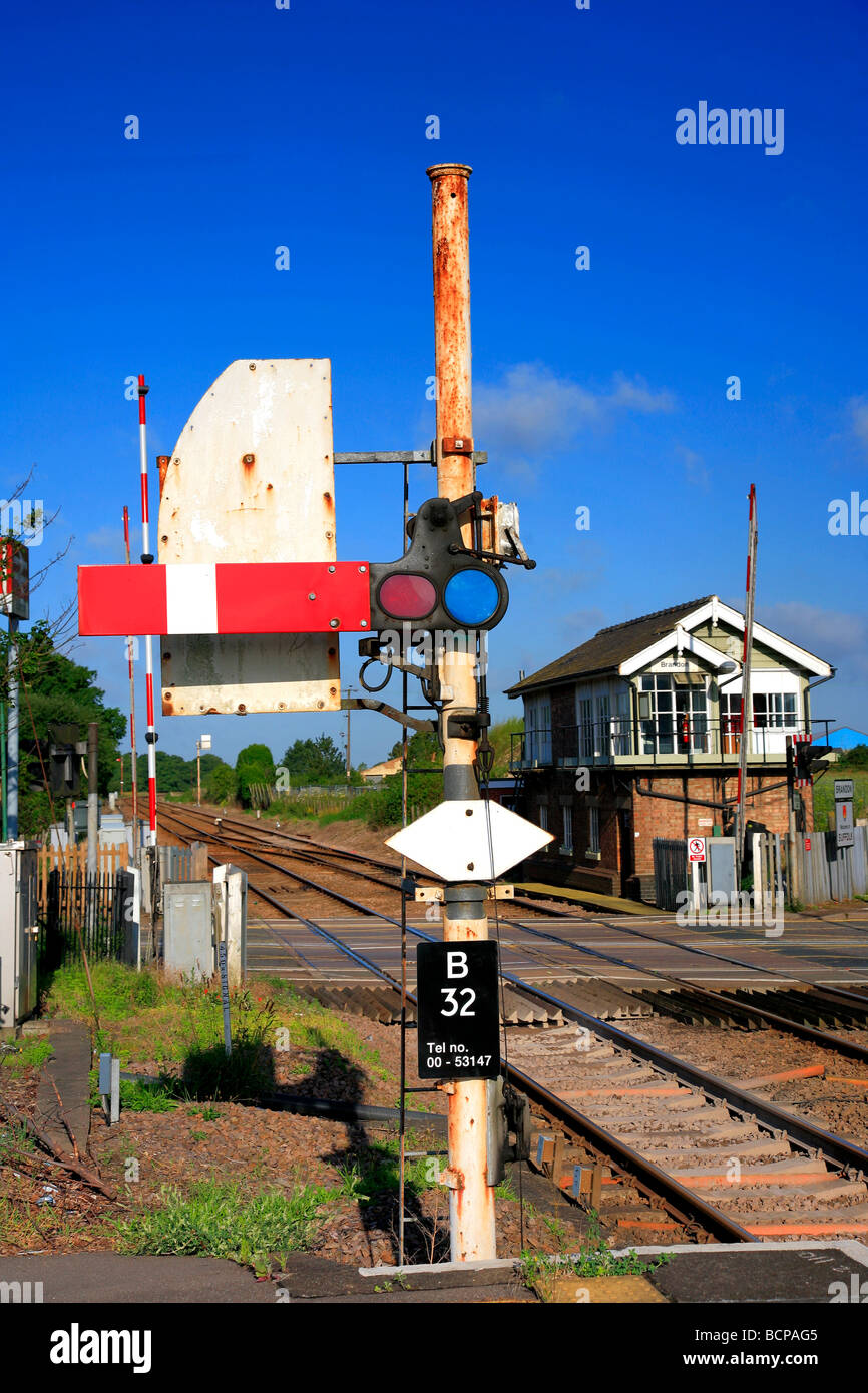 Semaforo treno ferroviario leggero segnale di avvertimento a barriera presidiato attraversando la stazione di Brandon Norfolk England Regno Unito Foto Stock