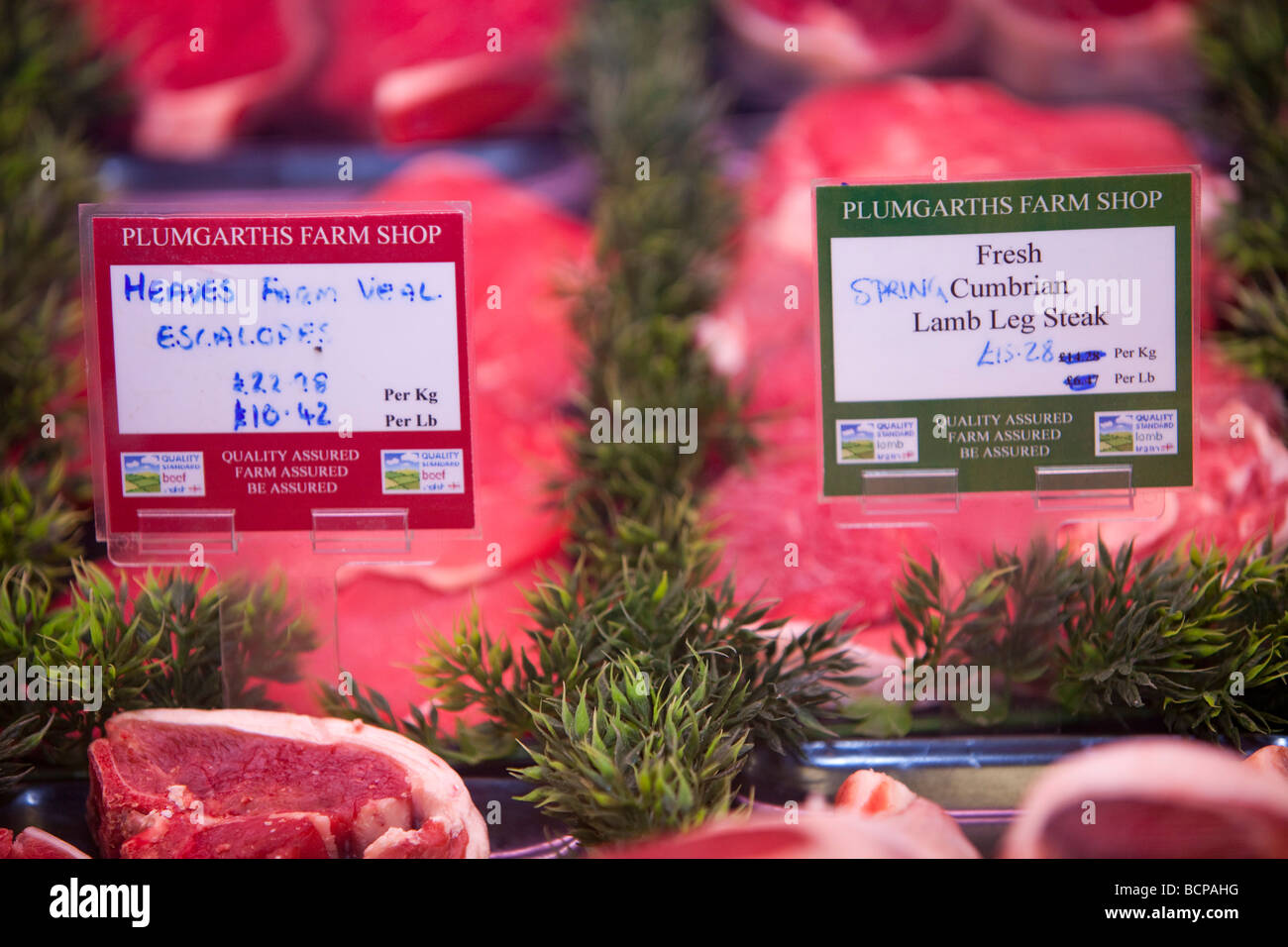 Carne a Plumgarths farm shop in Kendal Cumbria Regno Unito Farm negozi per aiutare gli agricoltori a diversificare e tagliare il cibo miglia Foto Stock