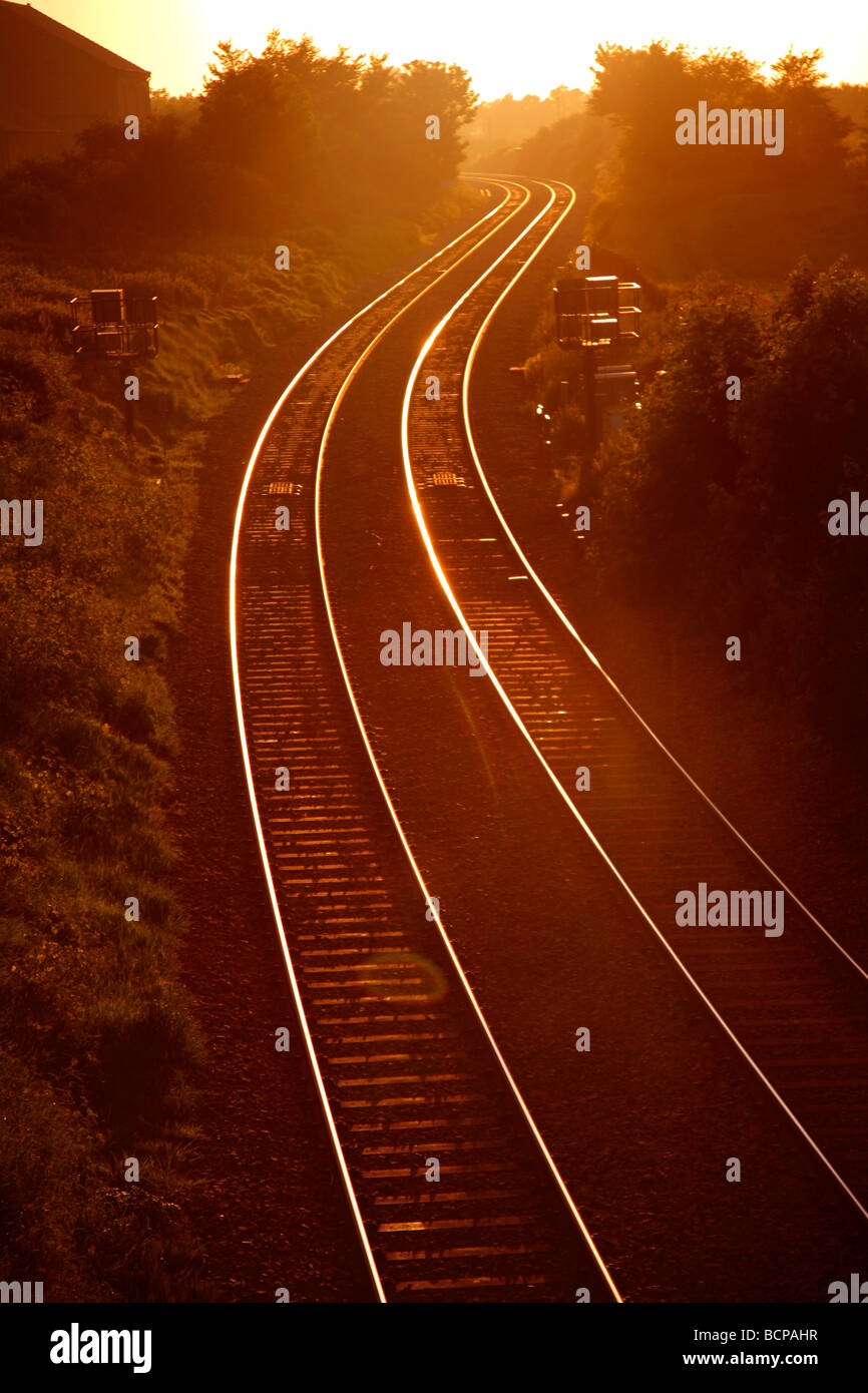 Tramonto su binari ferroviari Foto Stock