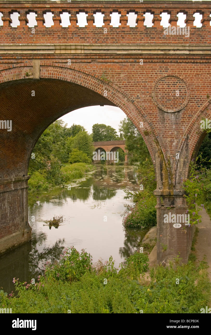 Mattone arcuata di ponti ferroviari sul Fiume Mole Leatherhead Surrey in Inghilterra Foto Stock