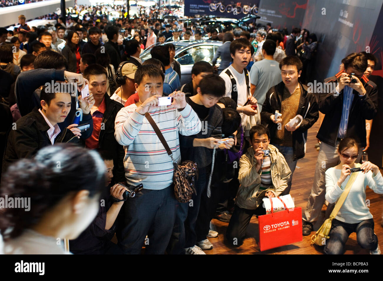 Folla prendendo foto durante 2008 Beijing International Automotive Exhibition, Pechino, Cina Foto Stock