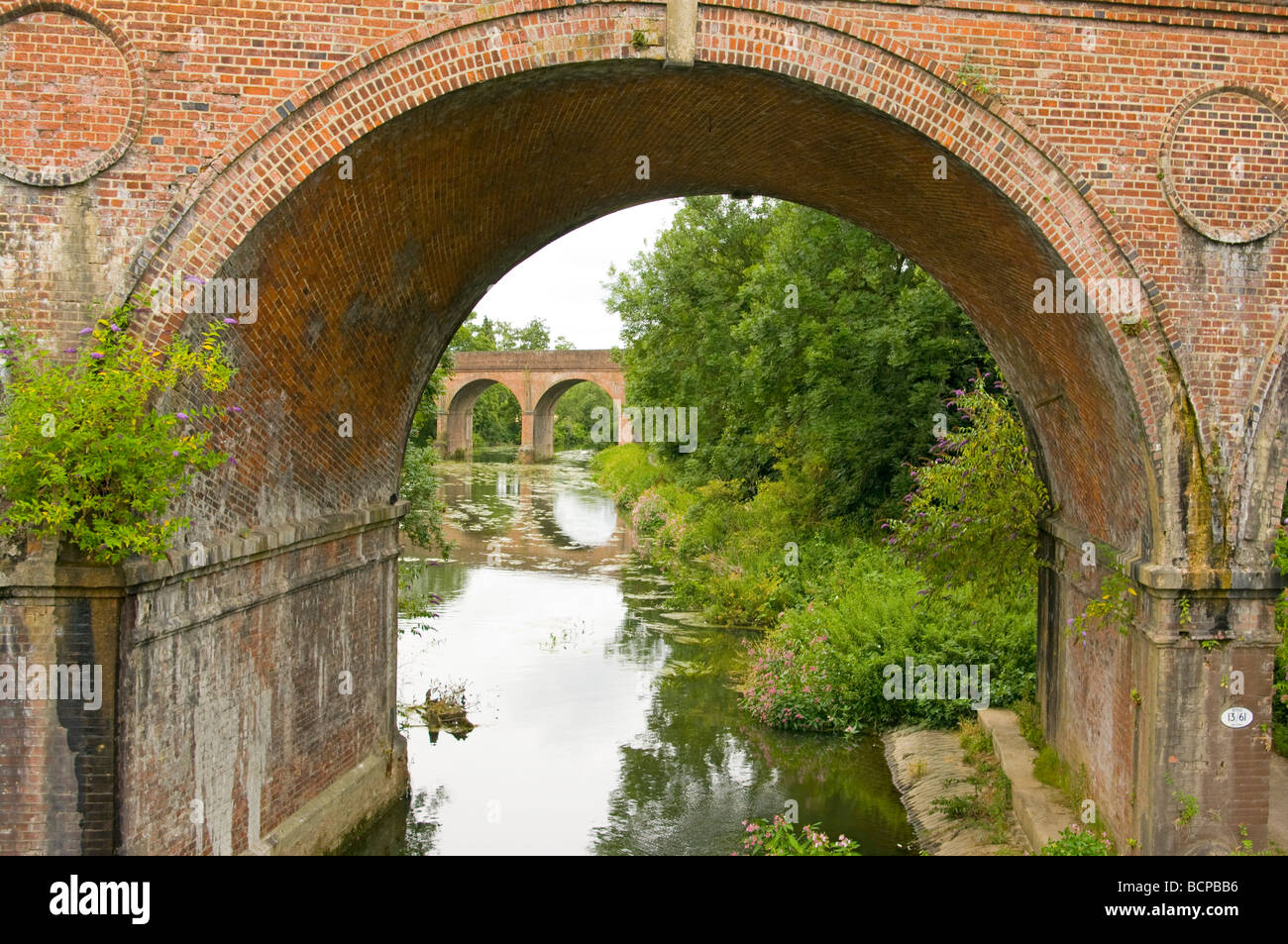 Mattone arcuata di ponti ferroviari sul Fiume Mole Leatherhead Surrey in Inghilterra Foto Stock