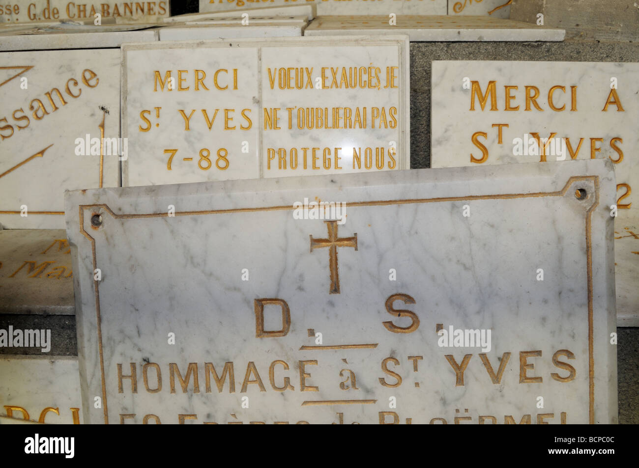 Le placche che offre grazie a Saint Yves nella cattedrale di Treguier Foto Stock