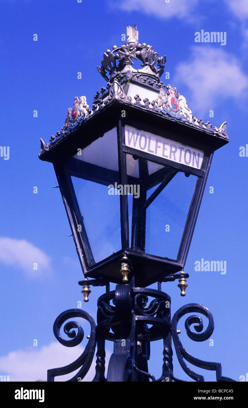 Wolferton stazione ferroviaria lampada Stemma Reale Vittoriano di ferro battuto norfolk East Anglia England Regno Unito Foto Stock