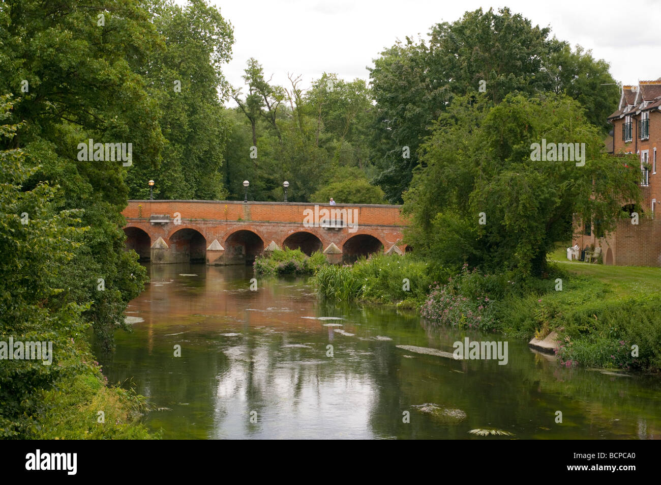Ponte stradale sul Fiume Mole Leatherhead Surrey in Inghilterra Foto Stock
