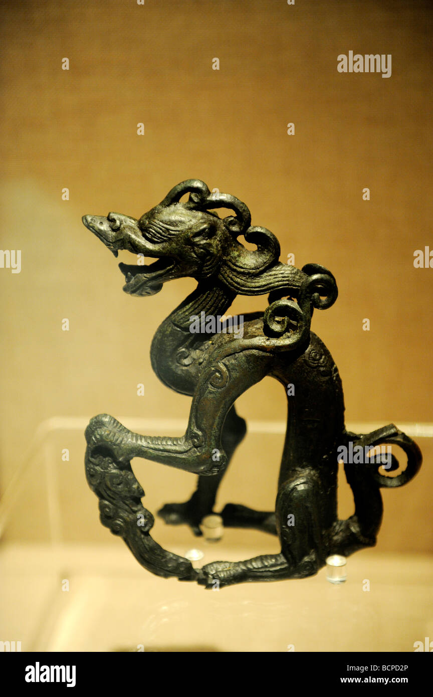 Decorativo drago di bronzo utilizzato come oggetto decorativo in carro imperiale della Dinastia Jin, Museo di capitale a Pechino, Cina Foto Stock