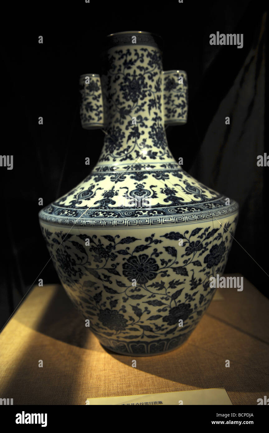 Blu e bianco vaso di porcellana con motivi floreali Yongzheng dal periodo della dinastia Qing, Museo di capitale a Pechino, Cina Foto Stock