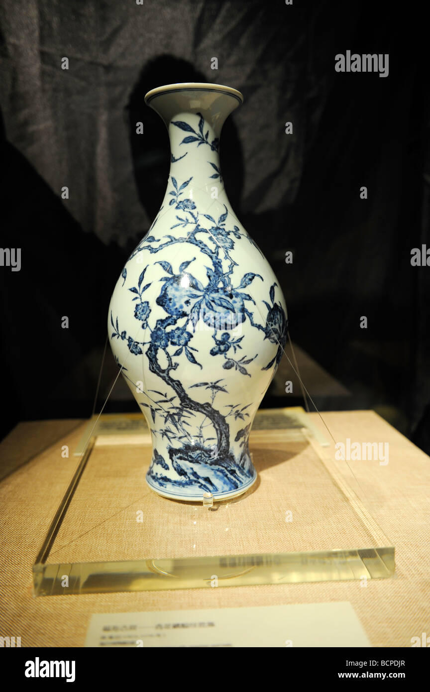 Blu e bianco vaso di porcellana con pesca e bat pattern Yongzhen dal periodo della dinastia Qing, Museo di capitale a Pechino, Cina Foto Stock