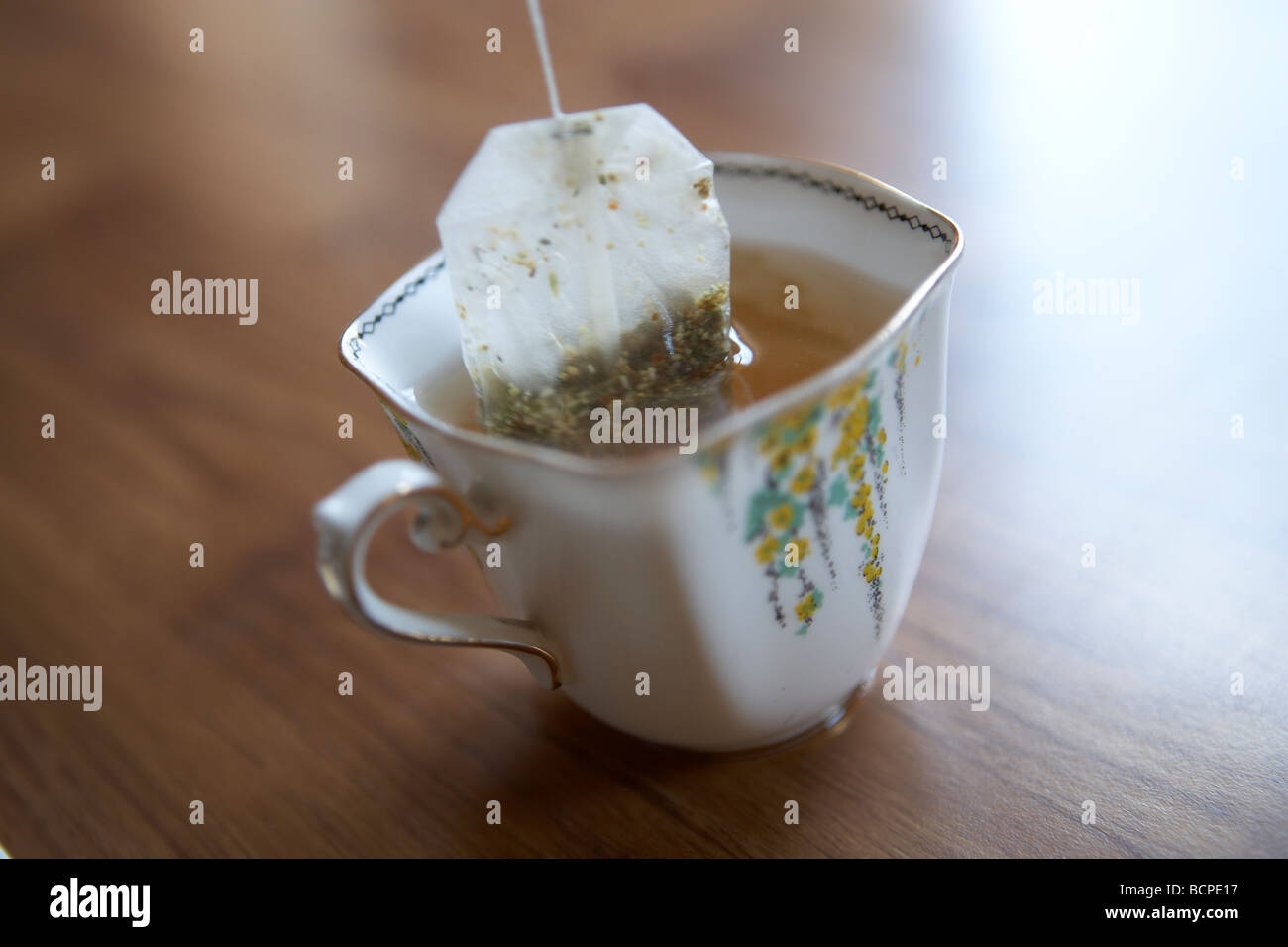 Tazzina con bustine di the Foto Stock