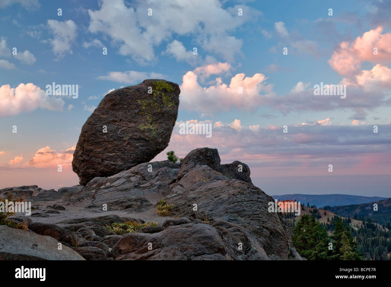 Bilanciamento glaciale di roccia eratic Parco nazionale vulcanico di Lassen California Foto Stock