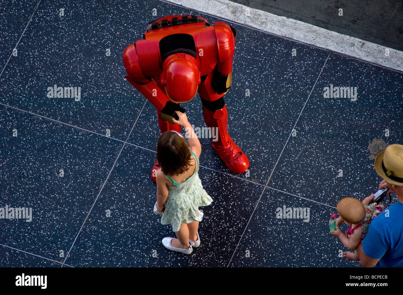L'uomo vestito di un super eroe costume sul Hollywood Blvd. accoglie i visitatori Foto Stock