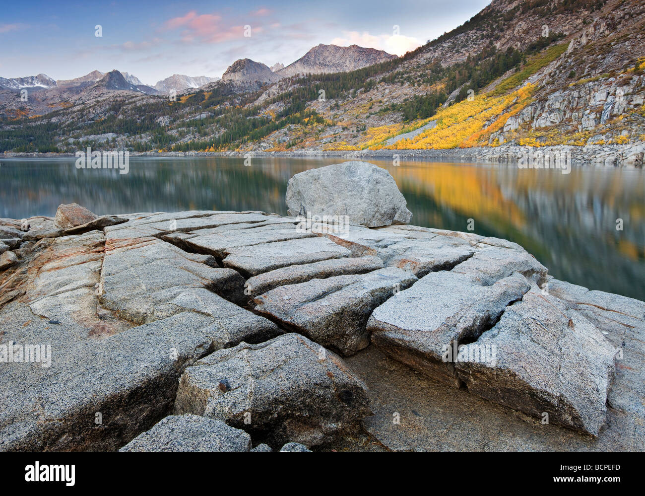 La sponda meridionale del lago con fall aspens colorati e split di roccia di granito di Inyo National Forest Eastern Sierras California Foto Stock
