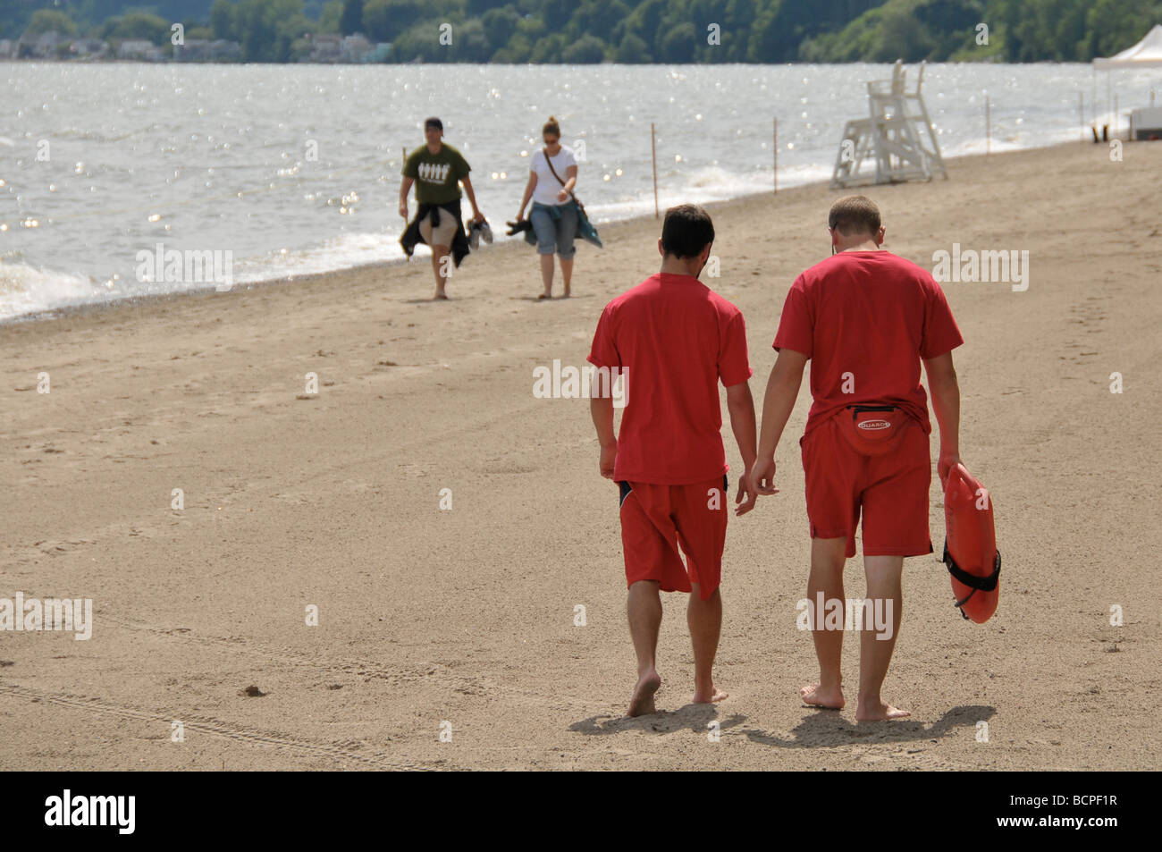 Due protezioni vita camminando sul lago Ontario beach. Foto Stock