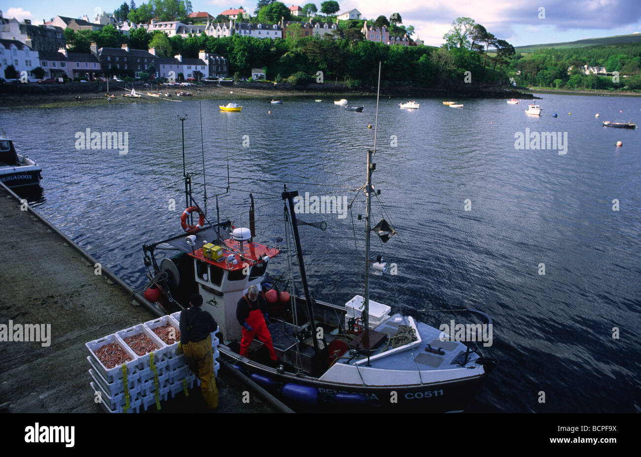 I pescatori che sbarcano le loro catture Portree porto Isola di Skye Foto Stock