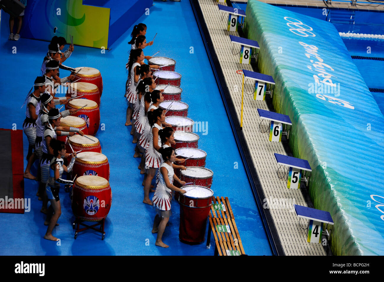 Cheer leader di eseguire durante le pause, il cubo, Pechino 2008 Giochi olimpici a Pechino, Cina Foto Stock