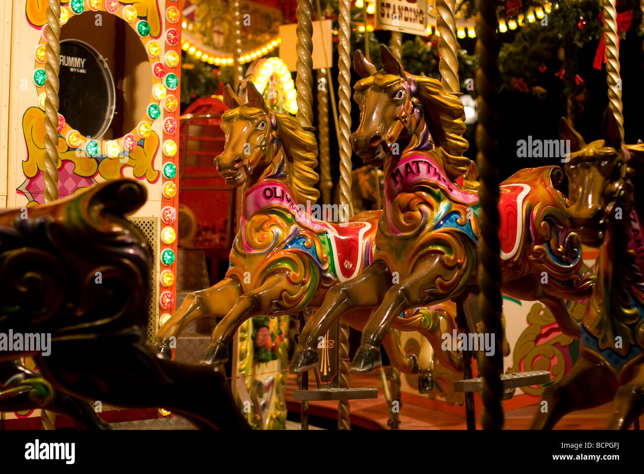 Merry go intorno Amusement Ride Horse notte colore Colore Foto Stock