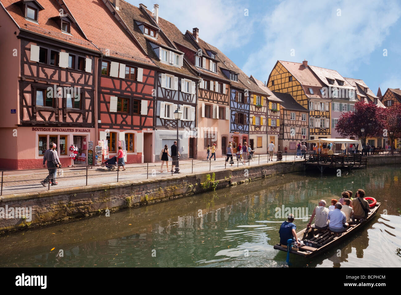 I turisti in una gita turistica su un canale nel centro storico. Rue de la Poissonnerie "Piccola Venezia" Colmar Haut-Rhin Alsace Francia Foto Stock