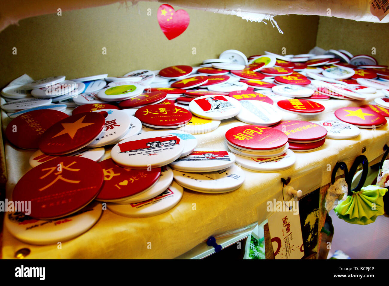 Pulsanti con trendy slang cinese venduti nel negozio di souvenir su Nanluogu Lane, Pechino, Cina Foto Stock
