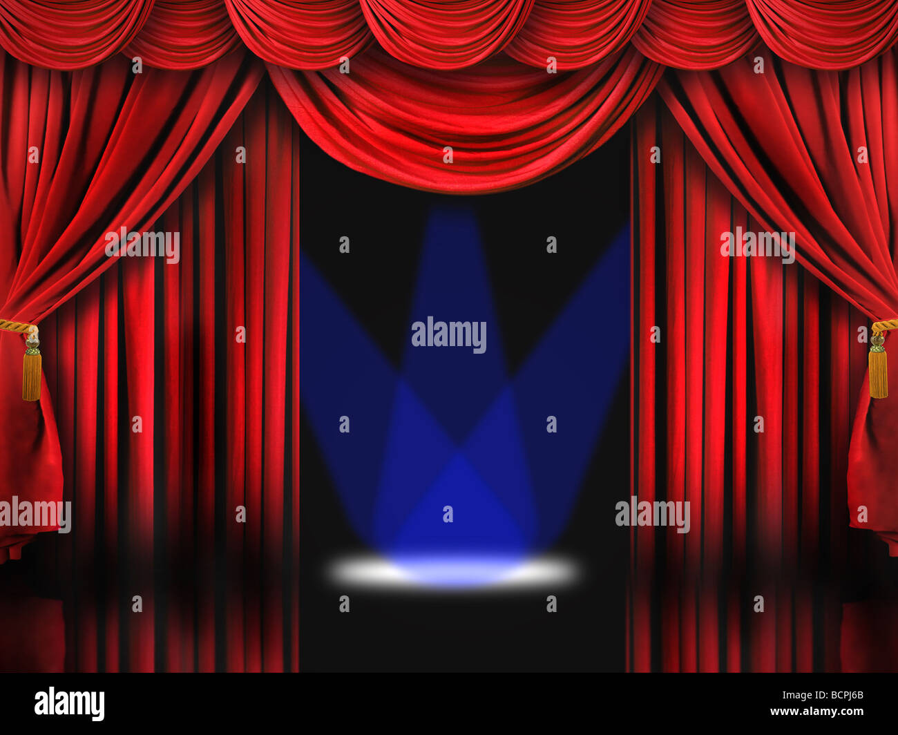 Rosso drammatico palcoscenico teatrale con Blu Luci spot Foto Stock