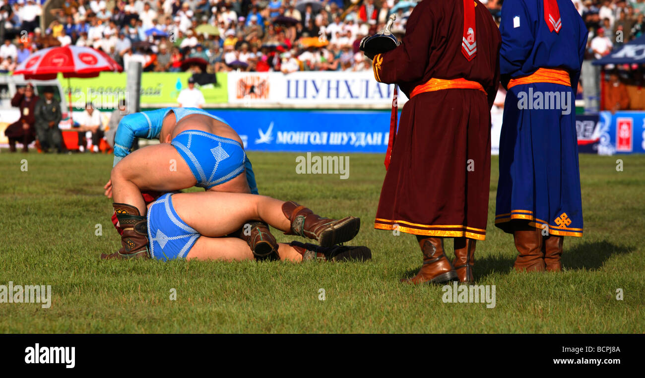 Lottatori al Naadam festival al National Sports Stadium, Ulaanbaatar, in Mongolia Foto Stock