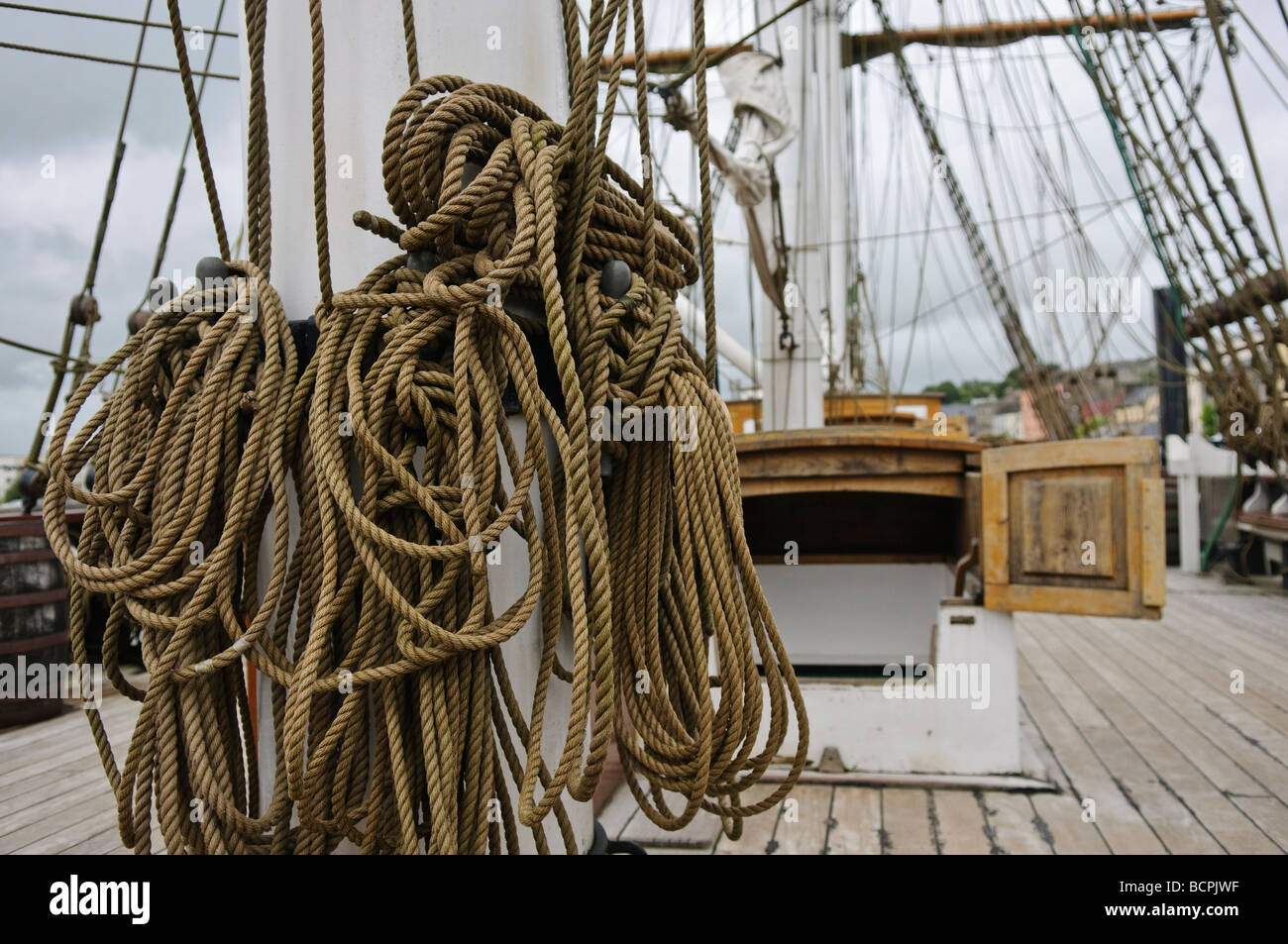Manovre di corda sul ponte di un vecchio tall ship Foto Stock Manovre di corda sul ponte di un vecchio tall ship Foto Stock
