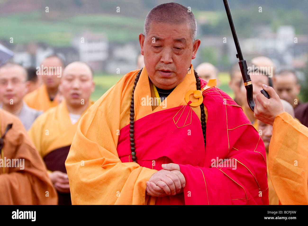I monaci buddisti di eseguire un rituale religioso durante un cinese tradizionale funerale, una contea, nella provincia di Sichuan, in Cina Foto Stock