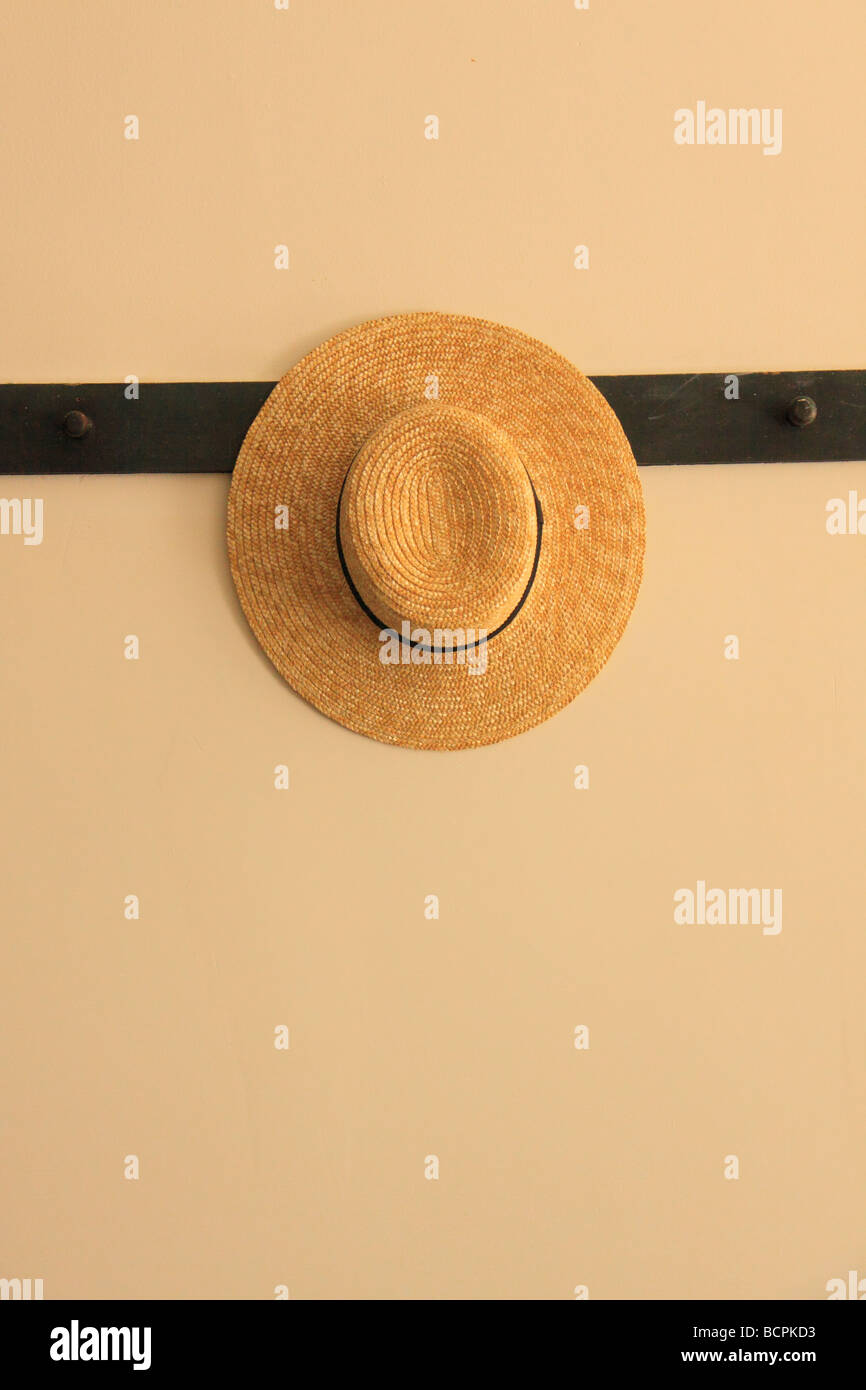 Cappello di paglia appesi sulla parete del Centro abitazione della famiglia Shaker al borgo di Colle Ameno Harrodsburg Kentucky Foto Stock