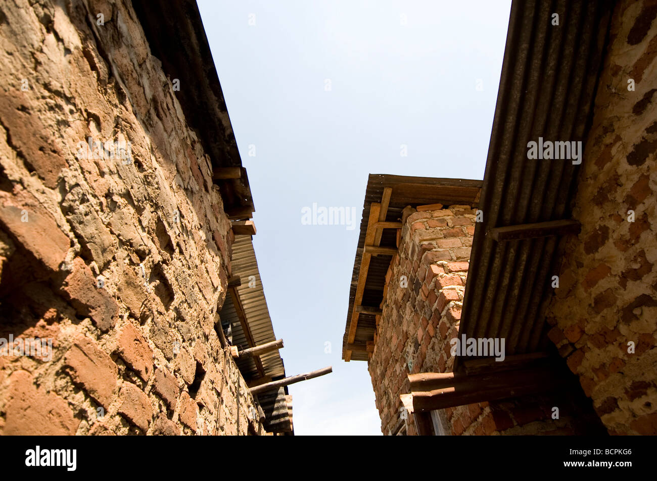 Immagine angolare di tetti in baraccopoli di Kampala Foto Stock