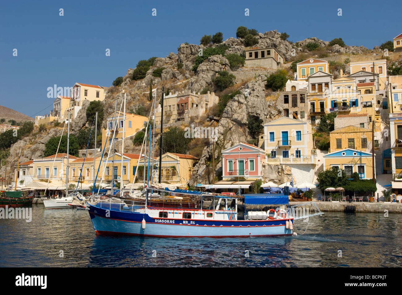 Il porto e le case di isola greca Foto Stock