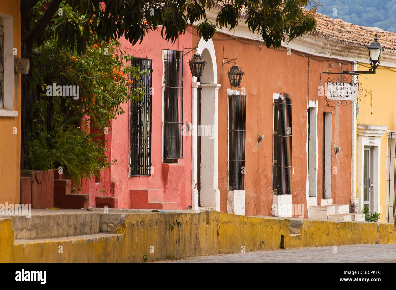 Colorfully case dipinte e negozi nella città storica di Cosalá Sinaloa Messico Foto Stock