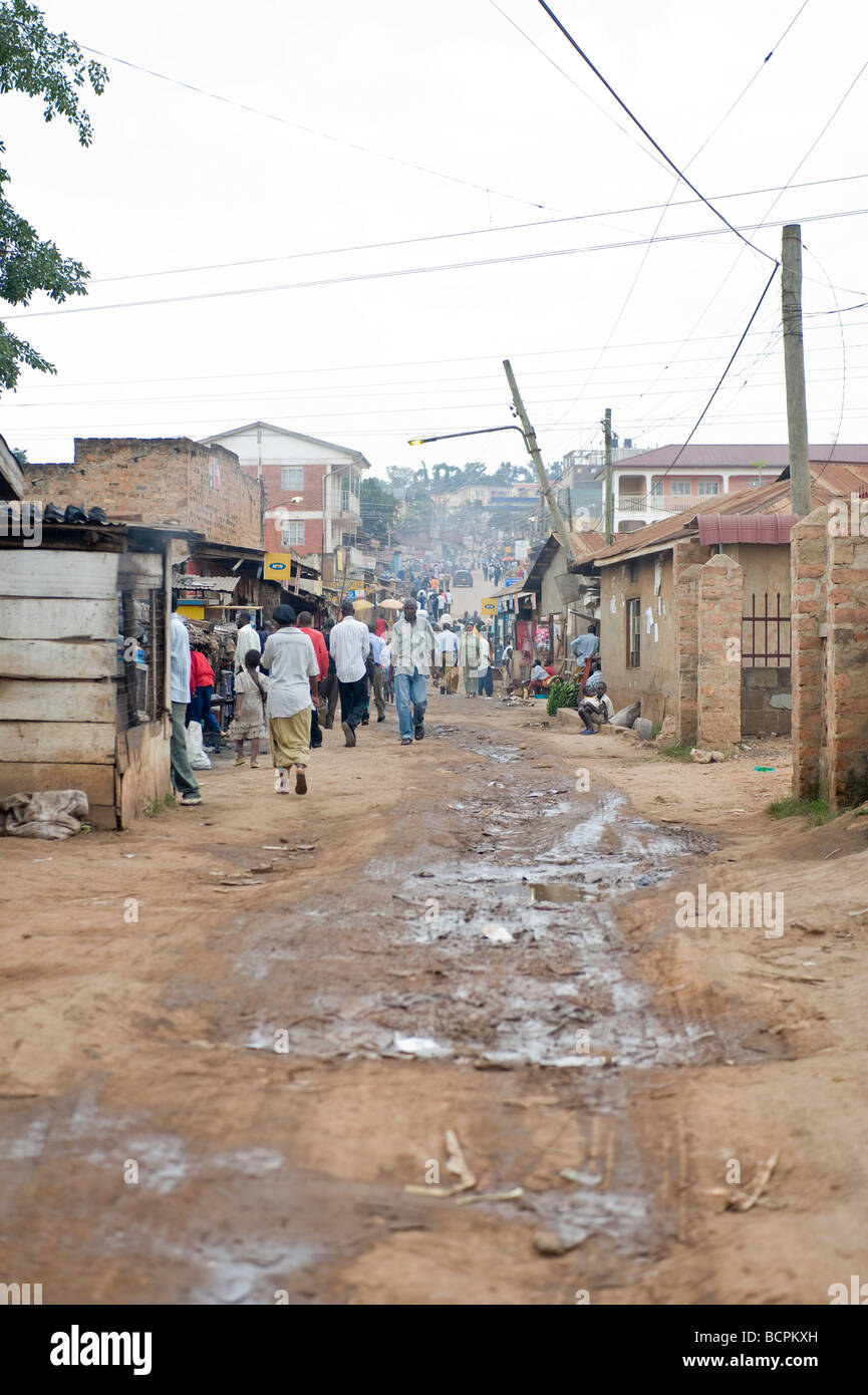 Baraccopoli street dopo una leggera pioggia a Kampala in Uganda Foto Stock