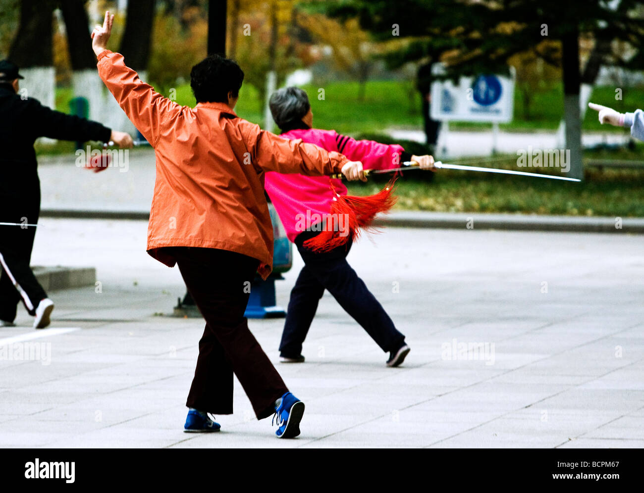 Anziani Le donne cinesi praticare ballo di spada come una forma di esercizio nel parco, Pechino, Cina Foto Stock